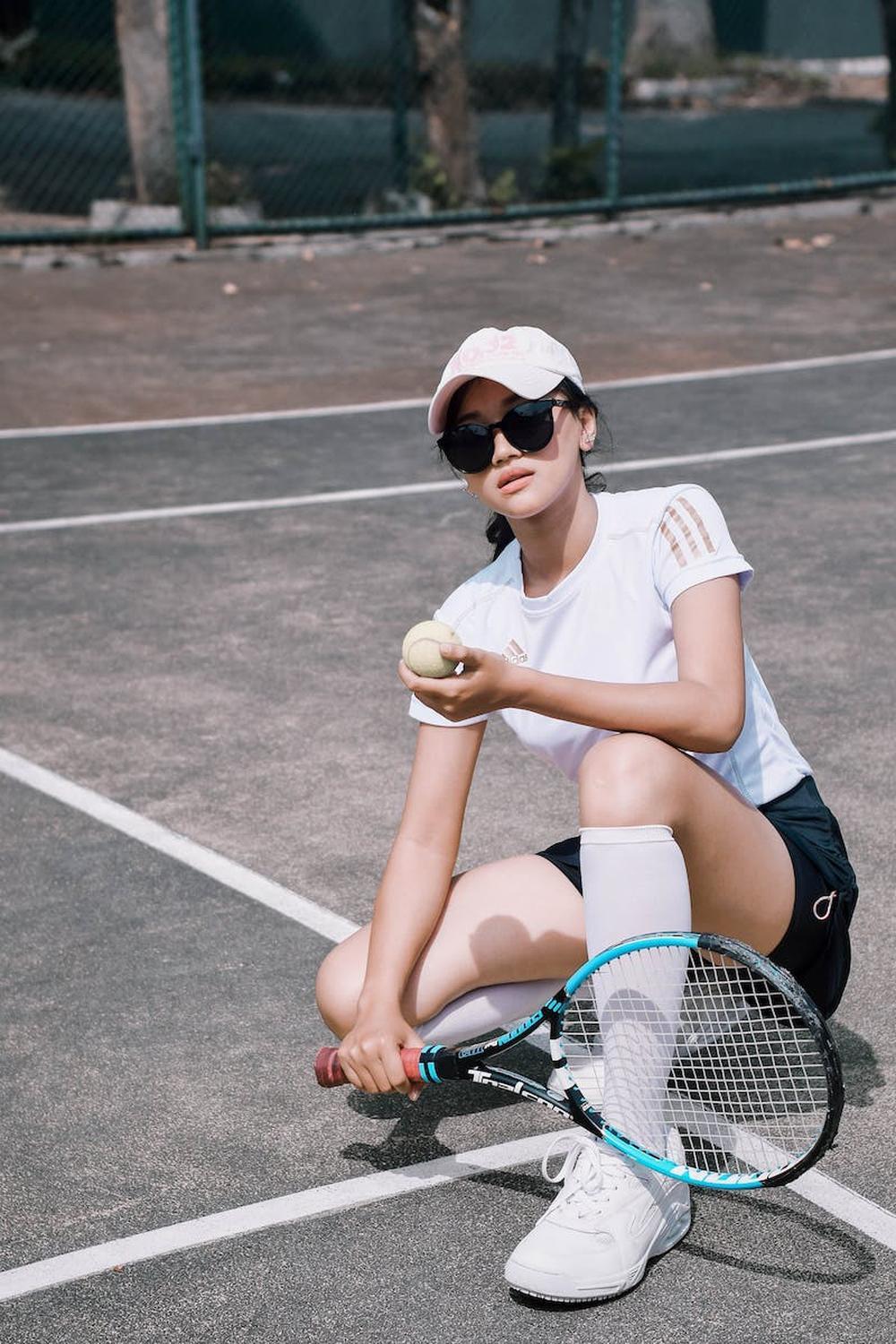 woman_holding_tennis_racket