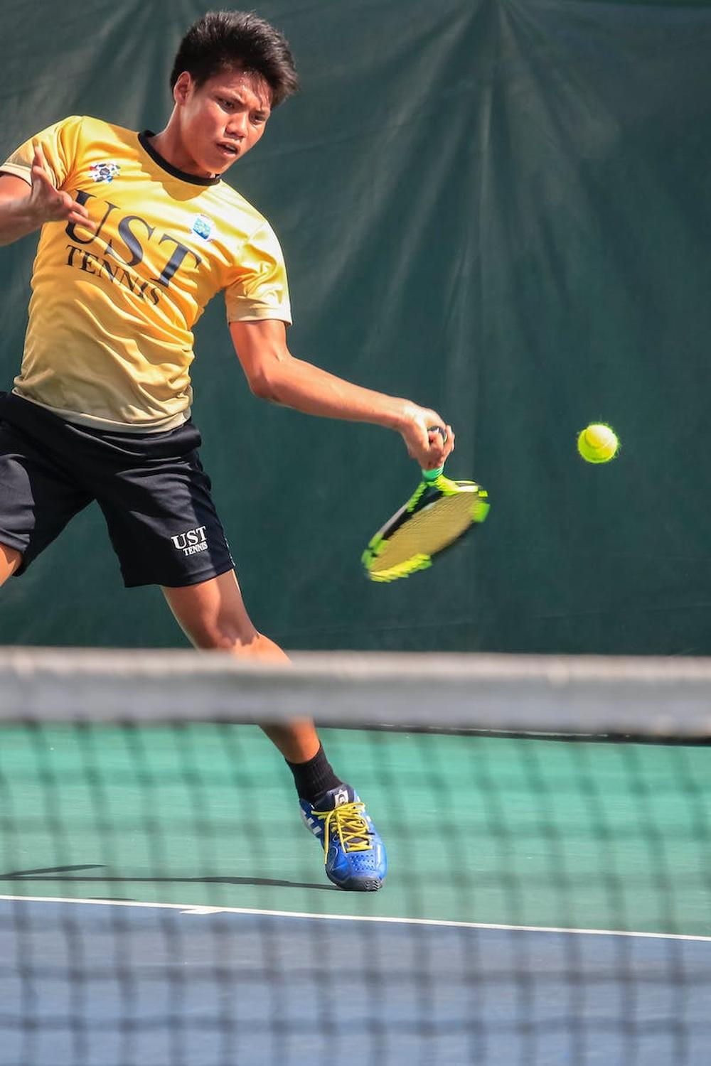 man_playing_tennis