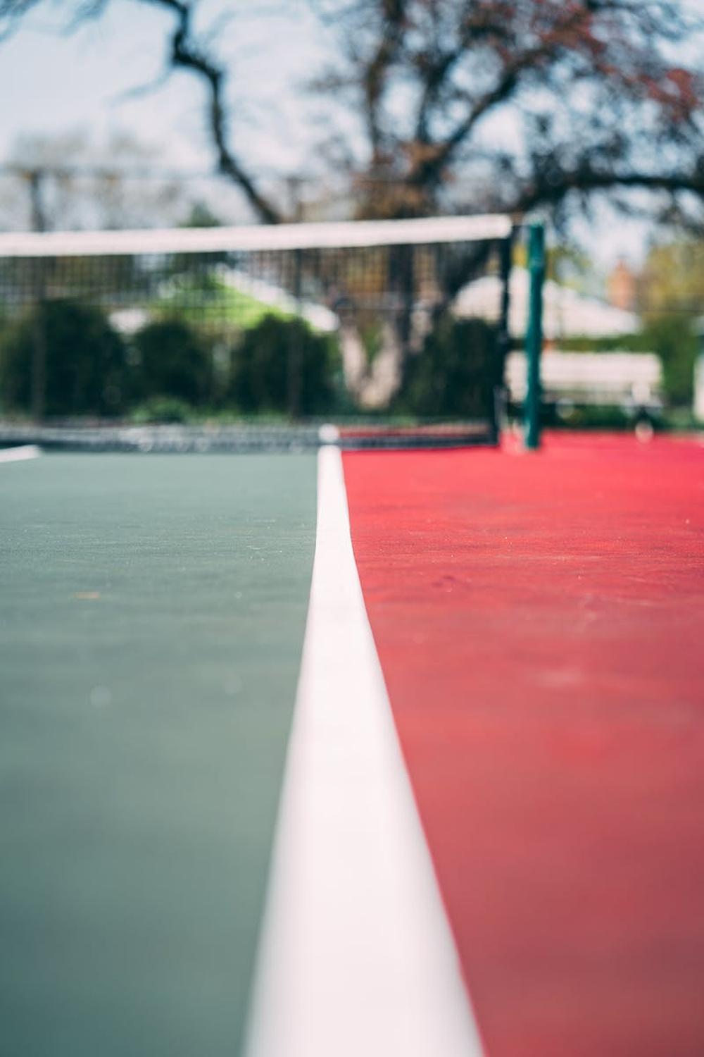 selective_focus_close_up_photo_of_empty_red_and_gr